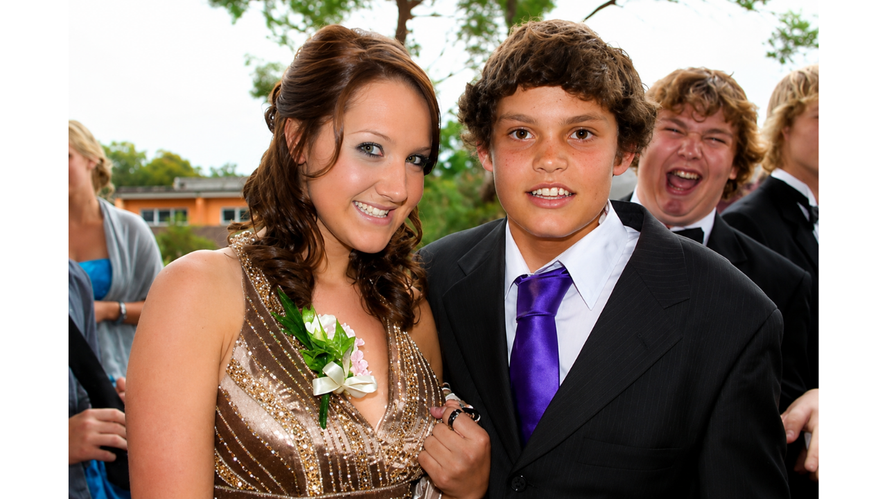 2. Photobomber changes the formal photo