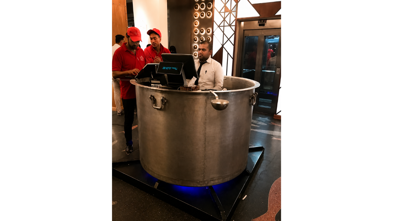1. Restaurant theme with an uncertain reaction
